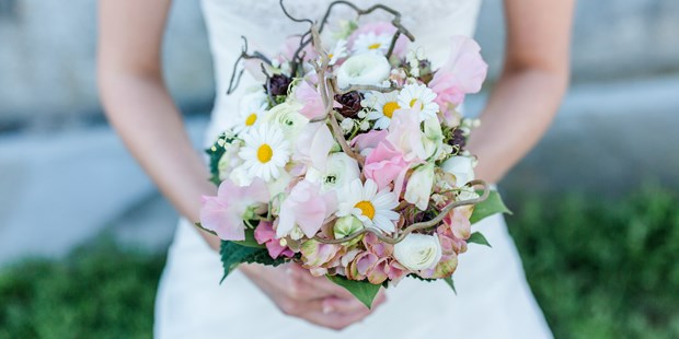 Hochzeitsfotos - Fotobox mit Zubehör - Wimpassing im Schwarzatale - Wedding bouquet - Karoline Grill Photography