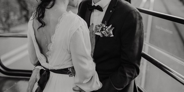 Hochzeitsfotos - Art des Shootings: After Wedding Shooting - Tuttlingen - Urbane Hochzeit in Zürich. Ich bin mit dem Brautpaar im Tram durch Zürich gefahren. :) - Sulamit Eschmann