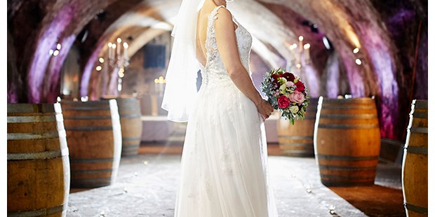 Hochzeitsfotos - Fotostudio - Studenzen - Braut im Weinkeller | www.c-g.wedding - C&G Wedding - Elopement und Hochzeits Fotografie
