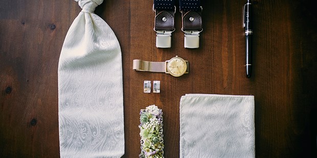 Hochzeitsfotos - zweite Kamera - Arnoldstein - Bräutigamvorbereitungen | www.c-g.wedding - C&G Wedding - Elopement und Hochzeits Fotografie