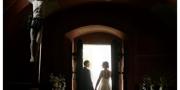 Hochzeitsfotos - Fotostudio - St. Donat - Paar in der Kirche | www.c-g.wedding - C&G Wedding - Elopement und Hochzeits Fotografie