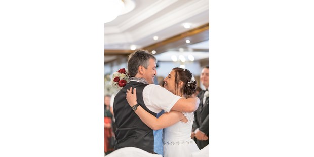 Hochzeitsfotos - Art des Shootings: Fotostory - Tiroler Unterland - Dieses Brautpaar durfte ich letztes Jahr bei ihrer standesamtlichen und freien Trauung begleiten!
Hier wurde sich gerade das Ja-Wort gegeben - Sabrina Hohn