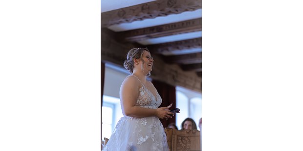 Hochzeitsfotos - Copyright und Rechte: Bilder dürfen bearbeitet werden - Nassereith - Die Braut hat eine Rede für ihren Mann vorbereitet - Sabrina Hohn
