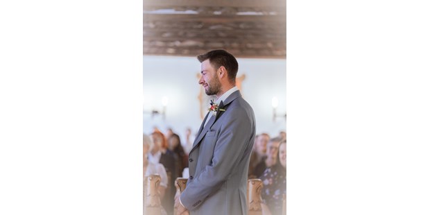 Hochzeitsfotos - Copyright und Rechte: Bilder dürfen bearbeitet werden - Bludenz - Der Bräutigam während die Braut ihre Rede hält - Sabrina Hohn
