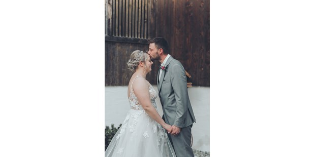 Hochzeitsfotos - Copyright und Rechte: Bilder dürfen bearbeitet werden - Grödig - Ein Kuss auf die Stirn bedeutet "Ich liebe Dich" - Sabrina Hohn