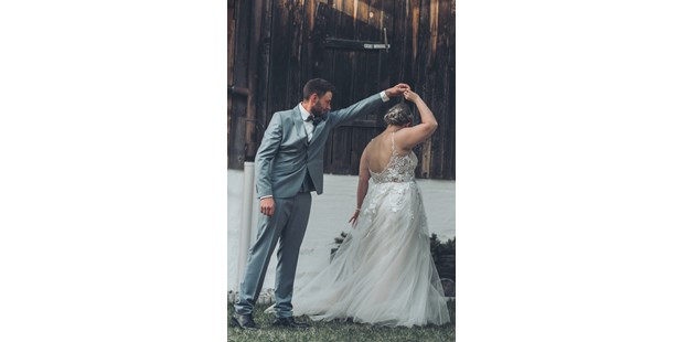 Hochzeitsfotos - Schwarzenberg (Schwarzenberg) - Das Brautpaar durfte schonmal ihren Tanz vor der Feier vorführen - Sabrina Hohn