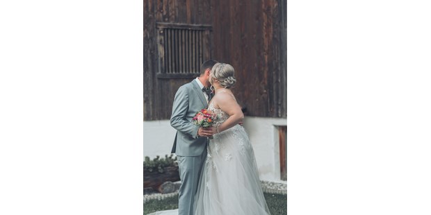 Hochzeitsfotos - Art des Shootings: Fotostory - Tiroler Unterland - Was wurde da wohl ins Ohr geflüstert? Auf jeden Fall mussten beide dabei extrem lachen! - Sabrina Hohn