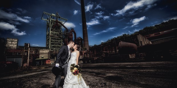 Hochzeitsfotos - Fotobox mit Zubehör - Birken-Honigsessen - Christof Oppermann - Authentic Wedding Storytelling