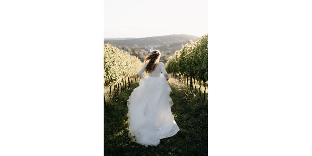 Hochzeitsfotos - Copyright und Rechte: Bilder auf Social Media erlaubt - Weinviertel - Braut in den Weinbergen. - Clara Buchberger