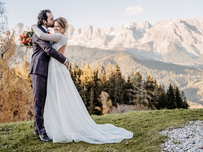 Hochzeitsfotos - Videografie buchbar - Bad Reichenhall - Brautpaar vor Bergpanorama - Facetten Fotografie