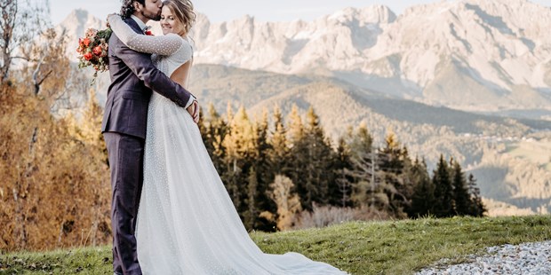 Hochzeitsfotos - Videografie buchbar - Hausruck - Brautpaar vor Bergpanorama - Facetten Fotografie