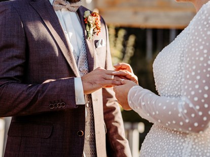Hochzeitsfotos - Videografie buchbar - Absam - Ringtausch - Facetten Fotografie