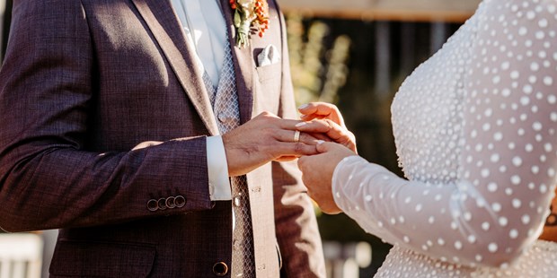 Hochzeitsfotos - Copyright und Rechte: Bilder auf Social Media erlaubt - Oberbayern - Ringtausch - Facetten Fotografie