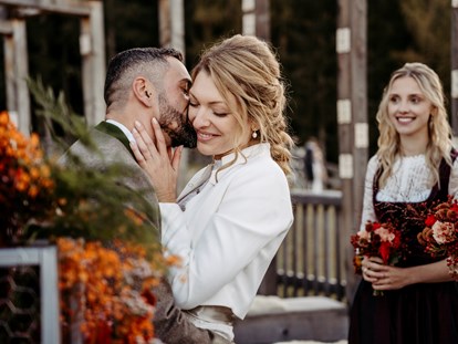 Hochzeitsfotos - Videografie buchbar - Rum - Bräutigam küsst Braut zärtlich - Facetten Fotografie