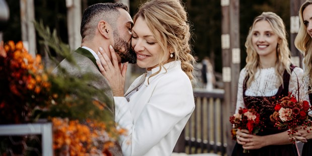 Hochzeitsfotos - Copyright und Rechte: Bilder auf Social Media erlaubt - Oberbayern - Bräutigam küsst Braut zärtlich - Facetten Fotografie