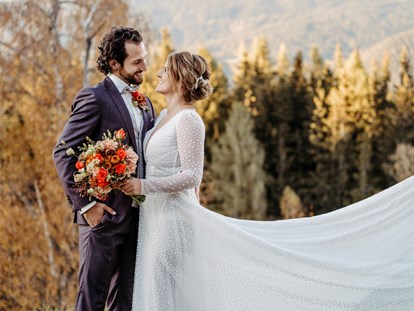Hochzeitsfotos - Videografie buchbar - Timelkam - Brautpaar vor Herbstwald - Facetten Fotografie