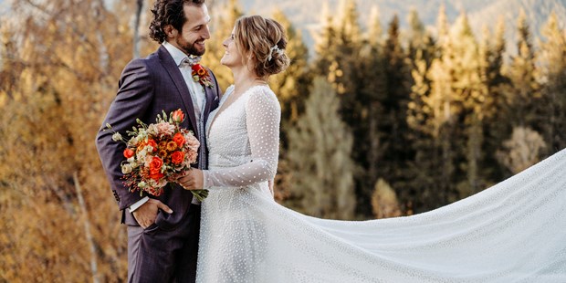 Hochzeitsfotos - Videografie buchbar - Brautpaar vor Herbstwald - Facetten Fotografie