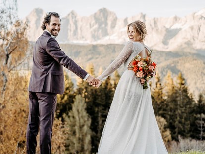 Hochzeitsfotos - Videografie buchbar - Elsbethen - Brautpaar sieht lächelnd in die Kamera - Facetten Fotografie