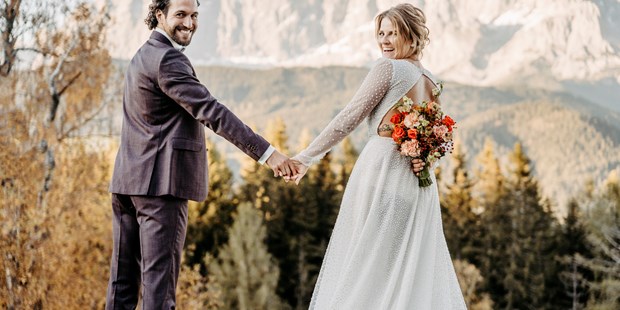 Hochzeitsfotos - Copyright und Rechte: Bilder auf Social Media erlaubt - Oberbayern - Brautpaar sieht lächelnd in die Kamera - Facetten Fotografie