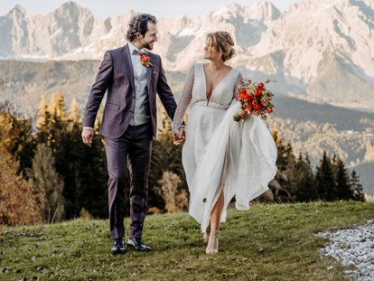 Hochzeitsfotos - Videografie buchbar - Absam - Brautpaar vor einem traumhaftem Bergpanorama - Facetten Fotografie