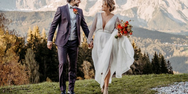 Hochzeitsfotos - Berufsfotograf - Brautpaar vor einem traumhaftem Bergpanorama - Facetten Fotografie