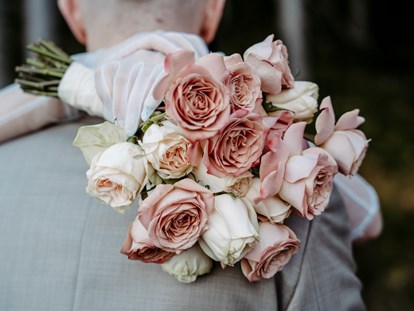 Hochzeitsfotos - Copyright und Rechte: Bilder frei verwendbar - Lenzing (Lenzing) - Brautstrauß - Facetten Fotografie