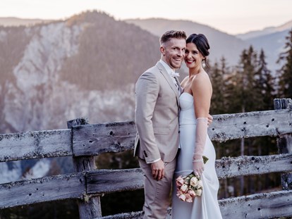 Hochzeitsfotos - Videografie buchbar - Timelkam - Brautpaar vor einem traumhaftem Bergpanorama - Facetten Fotografie