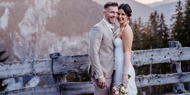 Hochzeitsfotos - Copyright und Rechte: Bilder auf Social Media erlaubt - Oberbayern - Brautpaar vor einem traumhaftem Bergpanorama - Facetten Fotografie