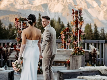 Hochzeitsfotos - Copyright und Rechte: Bilder auf Social Media erlaubt - Oberndorf bei Salzburg - Brautpaar vor einem traumhaft geschmückten Altar - Facetten Fotografie