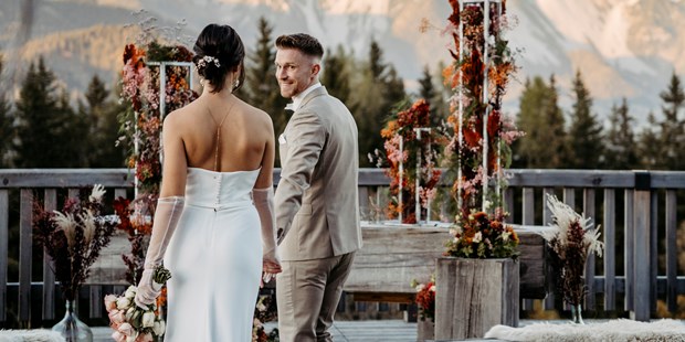Hochzeitsfotos - Copyright und Rechte: Bilder auf Social Media erlaubt - Oberbayern - Brautpaar vor einem traumhaft geschmückten Altar - Facetten Fotografie