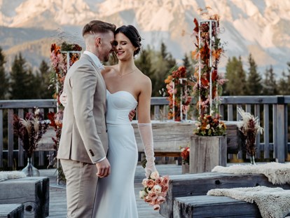 Hochzeitsfotos - Videografie buchbar - Koppl (Koppl) - Bräutigam zieht seine Braut liebevoll zu sich - Facetten Fotografie
