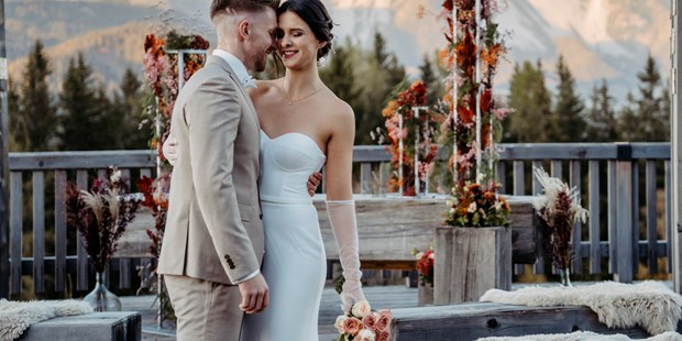 Hochzeitsfotos - Videografie buchbar - Hausruck - Bräutigam zieht seine Braut liebevoll zu sich - Facetten Fotografie