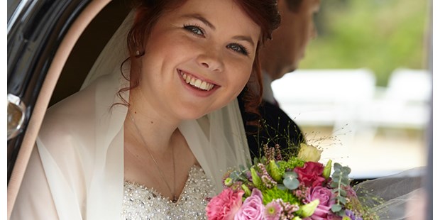 Hochzeitsfotos - Videografie buchbar - Blankenhain - Ankunft der Braut vor der Trauung  - ST.ERN Photography