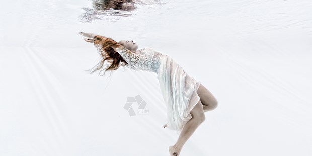 Hochzeitsfotos - Art des Shootings: Unterwassershooting - Vellmar - Einzelshooting Braut - ST.ERN Photography