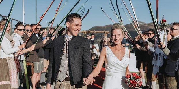 Hochzeitsfotos - Copyright und Rechte: Bilder auf Social Media erlaubt - Tirol - Feierlicher Auszug bei einer freien Trauung auf der Sonnalm in Kitzbühel - Sophia Eerden