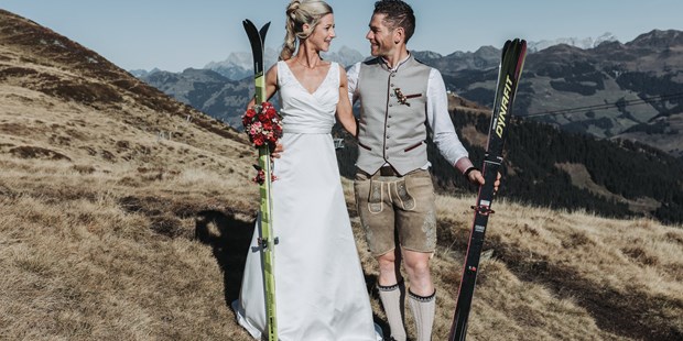 Hochzeitsfotos - Art des Shootings: Fotostory - Tirol - Hochzeitspaar beim Paarshooting einer freien Trauung in Kitzbühel  - Sophia Eerden
