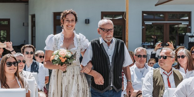 Hochzeitsfotos - Art des Shootings: Hochzeits Shooting - St. Ulrich (Trentino-Südtirol) - Einzug der Braut mit ihrem Vater. Hochzeit beim Kitzhof in Kitzbühel. - Sophia Eerden