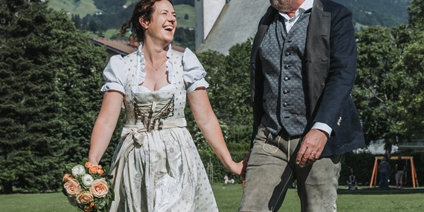 Hochzeitsfotos - Art des Shootings: Fotostory - Tirol - Brautpaar beim Fotoshooting nach der freien Trauung in Kitzbühel - Sophia Eerden