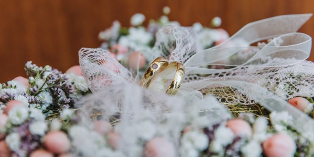 Hochzeitsfotos - Wattens - Detailaufnahme der Ringe des Brautpaars - Sophia Eerden
