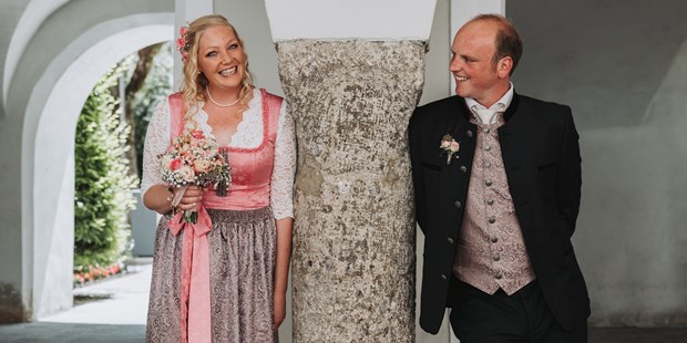 Hochzeitsfotos - Copyright und Rechte: Bilder auf Social Media erlaubt - Tirol - Ein Brautpaar beim Paarshooting in Kitzbühel - Sophia Eerden