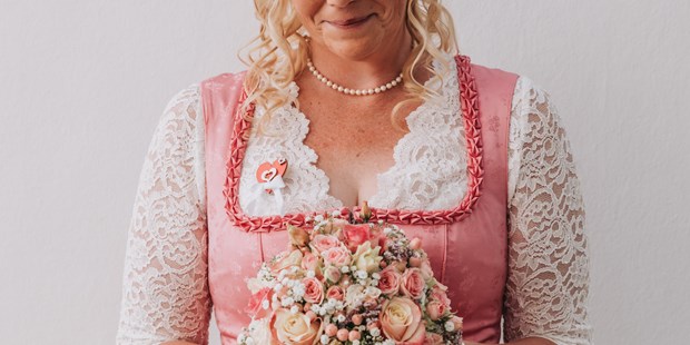 Hochzeitsfotos - Art des Shootings: Fotostory - Kitzbühel - Braut und ihr Brautstrauß beim Paarshooting in Kitzbühel - Sophia Eerden