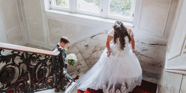 Hochzeitsfotos - Art des Shootings: 360-Grad-Fotografie - Waldmohr - Authentischer Schnappschuss aus der Situation heraus auf der Treppe :) - Jean Visuals