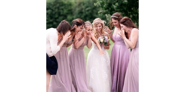 Hochzeitsfotos - Gallneukirchen - Eine Braut umringt von ihren Brautjungfern - Timescape by Malina - Erinnerungen für die Ewigkeit