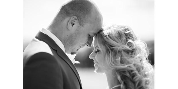 Hochzeitsfotos - Fotostudio - Studenzen - Das Brautpaar, Stirn an Stirn, dem Moment genießend - Timescape by Malina - Erinnerungen für die Ewigkeit