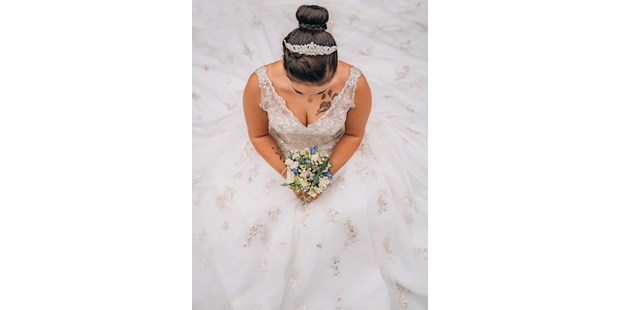 Hochzeitsfotos - Fotostudio - Pillersdorf - Eine Braut, von oben runterfotografiert, am Boden sitzend, umringt von ihrem Brautkleid - Timescape by Malina - Erinnerungen für die Ewigkeit