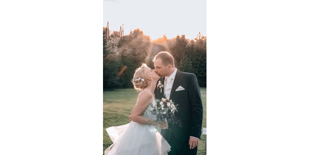 Hochzeitsfotos - Copyright und Rechte: Bilder privat nutzbar - Weinviertel - Ein Brautpaar, küssend zum Sonnenuntergang - Timescape by Malina - Erinnerungen für die Ewigkeit