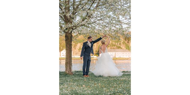Hochzeitsfotos - Art des Shootings: Trash your Dress - Weiz - Ein Brautpaar tanzt unter einem blühenden Kirschbaum - Timescape by Malina - Erinnerungen für die Ewigkeit