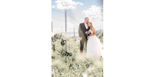 Hochzeitsfotos - Fotostudio - Studenzen - Ein Brautpaar zwischen Weinreben - Timescape by Malina - Erinnerungen für die Ewigkeit