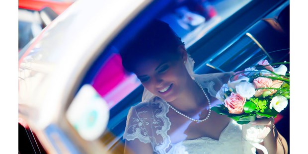Hochzeitsfotos - Art des Shootings: Fotostory - Braut im Brautauto mit wunderschönem Brautstrauß. - August Lechner