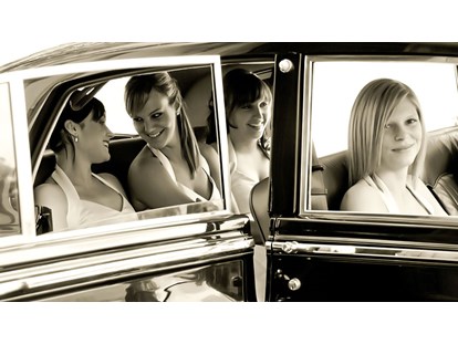 Hochzeitsfotos - Fotobox mit Zubehör - Vier Brautjungfern sitzen im Brautauto, ein wunderschöner Rolls Royce. - August Lechner